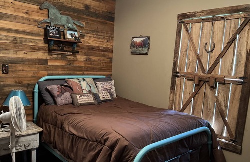 Victor Otro | Farm Charm near New River National Park