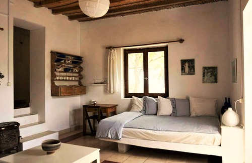 Milos Otro | Farm House at the Rivari Estate (sleeps 8/10)