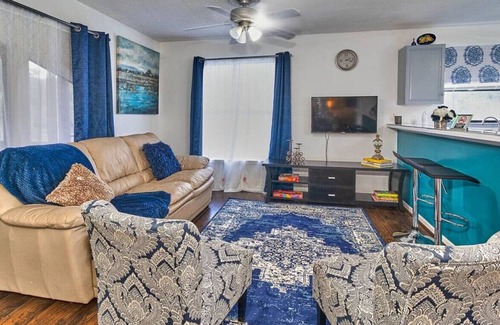 Durant Casa | Farm House Retreat - Park your RV - Camp in Style!