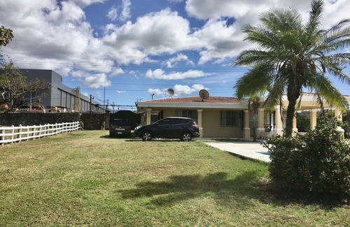 La Garita Casa | FARM IN THE CITY , HOUSE AND POOL 0.75 ACRES