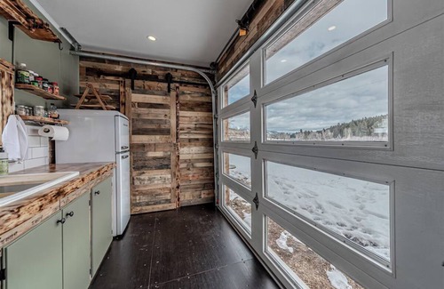 Ovando Apartamento | Farm Stay, 1-bedroom custom built shipping container on the river.