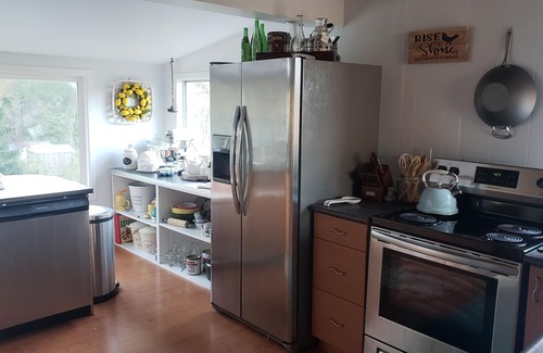 Salt Spring Island Otro | Farm stay with ponds and animals