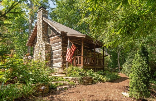 Fairview Cabina | Farm to Table Valley close to Asheville! Hearts-A-Bustin log cabin