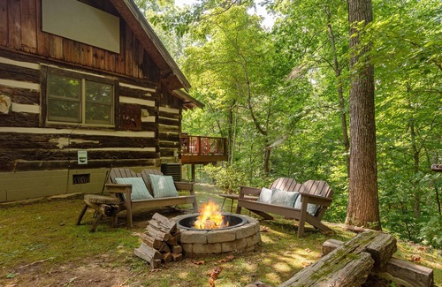 Fairview Cabina | Farm to Table Valley close to Asheville! Hearts-A-Bustin log cabin