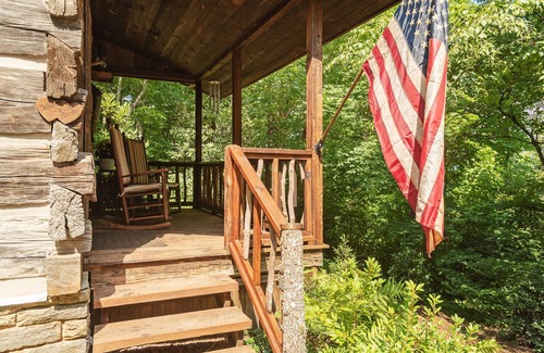 Fairview Cabina | Farm to Table Valley close to Asheville! Hearts-A-Bustin log cabin