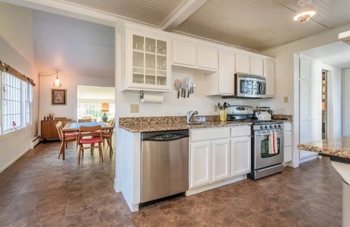 New Preston Cabaña | Farm Valley Cottage + 60 ft Pool