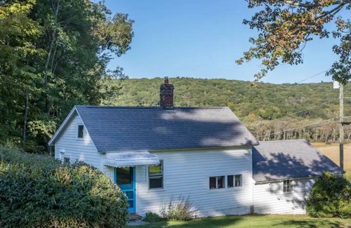 New Preston Cabaña | Farm Valley Cottage + 60 ft Pool