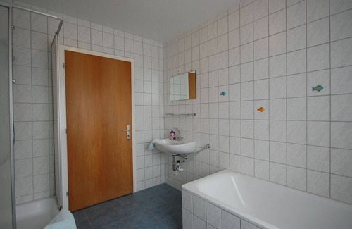 Sierksdorf Apartamento | Farm view - rooms 6 and 7, w. Shower, WC, bathtub on the 1st floor - Pension Pohnsdorfer Mühle guest rooms