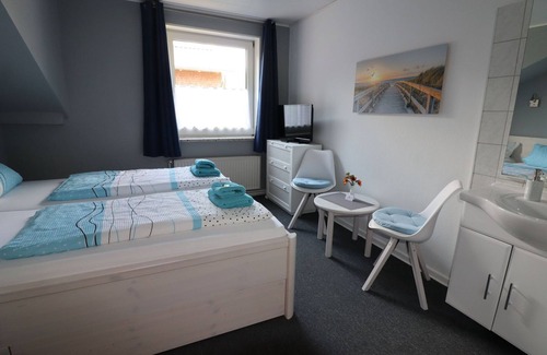 Sierksdorf Apartamento | Farm view - rooms 6 and 7, w. Shower, WC, bathtub on the 1st floor - Pension Pohnsdorfer Mühle guest rooms