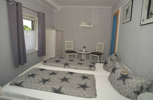 Sierksdorf Apartamento | Farm view - rooms 6 and 7, w. Shower, WC, bathtub on the 1st floor - Pension Pohnsdorfer Mühle guest rooms