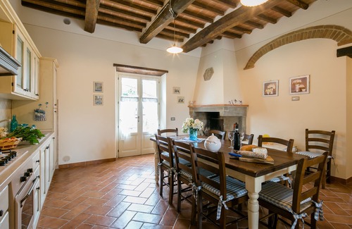 Cortona Casa | Leopoldina toscana clásica rodeada de olivares y girasoles. Piscina privada
