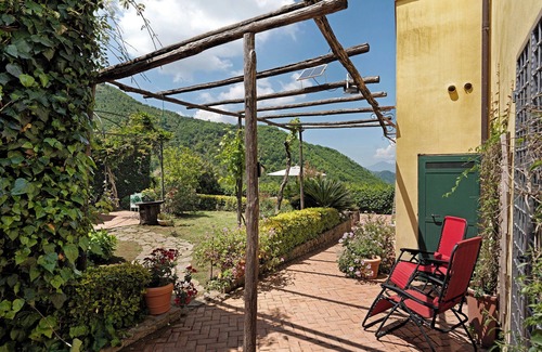 Fisciano Apartamento | Agriturismo 'Habitación Cuádruple con Vista al Jardín' con vistas a las montañas y aire acondicionado