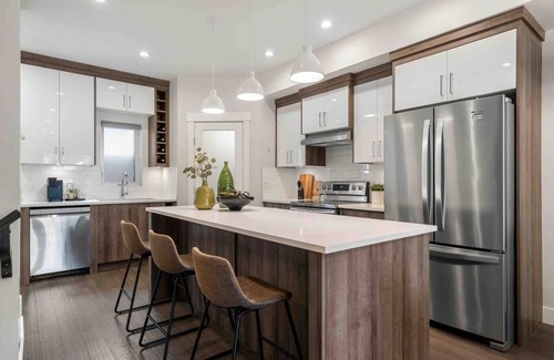 Crescent Heights Casa | Farmhouse Charm 4BDRM Contemporary Retreat
