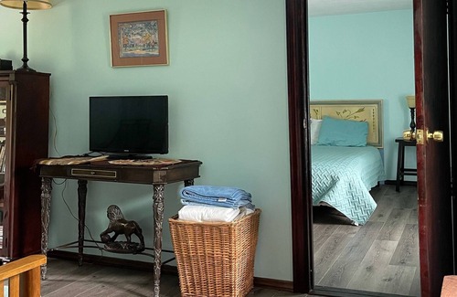 White Lake Casa | Farmhouse guest suite