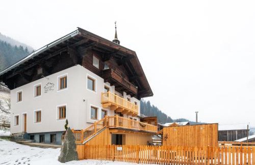 Bramberg am Wildkogel Casa | Farmhouse in Bramberg with Natural Pond, cleaning included