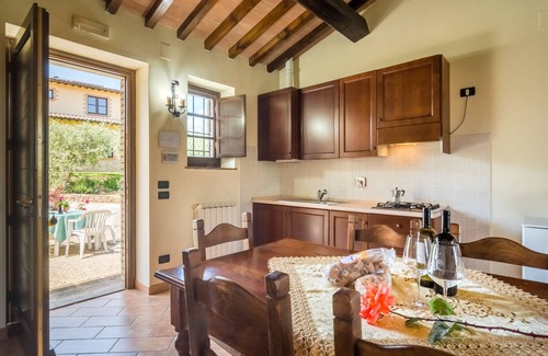 Ramazzano Casa | Farmhouse in Perugia with Hot Tub, Swimming Pool, Garden, BBQ