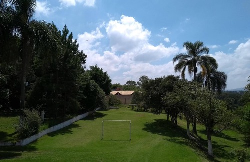 Suzano Casa | Pequeña granja en Suzano, piscina climatizada con energía solar.