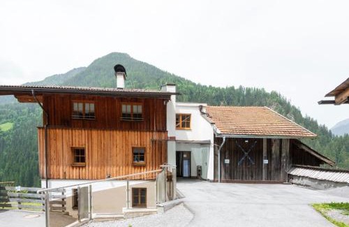 Tobadill Apartamento | Farmhouse in Tobadill with Mountain Views