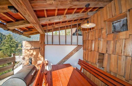 Tobadill Apartamento | Farmhouse in Tobadill with Mountain Views