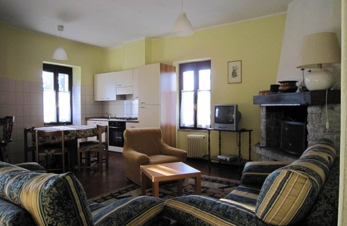 Verbania Apartamento | Farmhouse in Verbania with Mountain Views