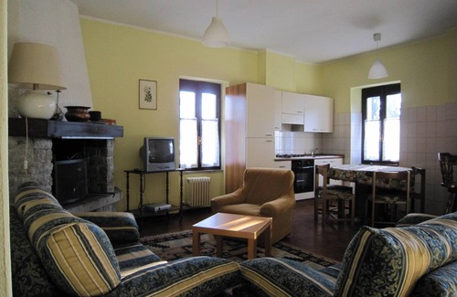 Verbania Apartamento | Farmhouse in Verbania with Mountain Views