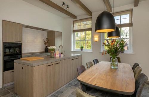 Heinkenszand Casa | Farmhouse in Zeeland with Windmill Views