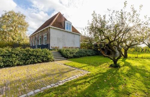 Heinkenszand Casa | Farmhouse in Zeeland with Windmill Views