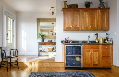 Winchester Casa | Farmhouse living within sight of Lexington - Horse Paddock available