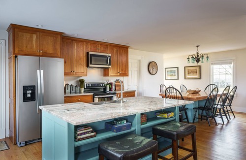 Winchester Casa | Farmhouse living within sight of Lexington - Horse Paddock available