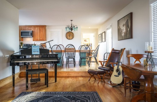 Winchester Casa | Farmhouse living within sight of Lexington - Horse Paddock available