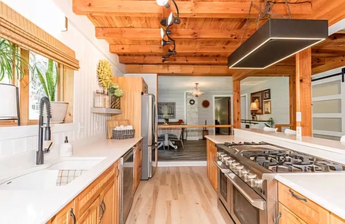 Wilson Creek Casa | Farmhouse Mansion with fishing pond and hiking. 5-bedroom house WiFi Troutdale