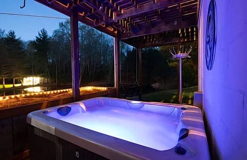 Wilson Creek Casa | Farmhouse Mansion with fishing pond and hiking. 5-bedroom house WiFi Troutdale