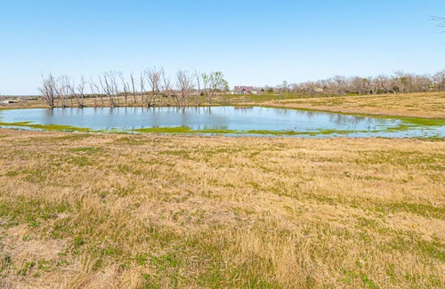 Farmersville Otro | Farmhouse Oasis - Manam Estates
