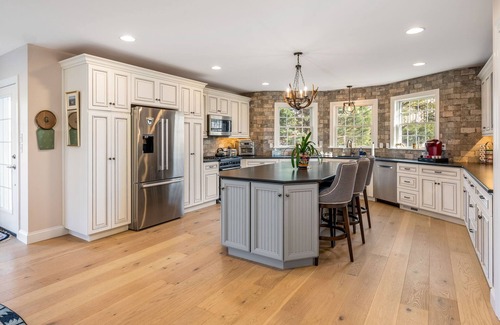 Coatesville Otro | Farmhouse-Retreat Horses, Grapes & Orchards