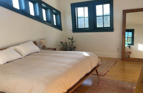 Middletown Otro | Farmhouse Retreat with Breathtaking Views of Mt. St. Helena – Perfect for Groups