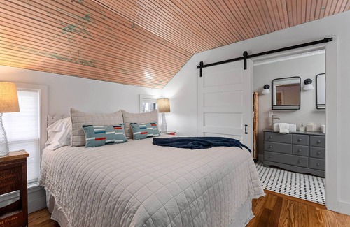 Fredericksburg Otro | Farmhouse Stay 290 Wine Trail | Hot Tub | Fire Pit