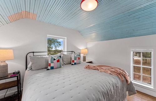 Fredericksburg Otro | Farmhouse Stay 290 Wine Trail | Hot Tub | Fire Pit