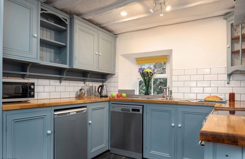 Bryn-crug Otro | Farmhouse w/ fire pit, log burner, stunning views & dining room