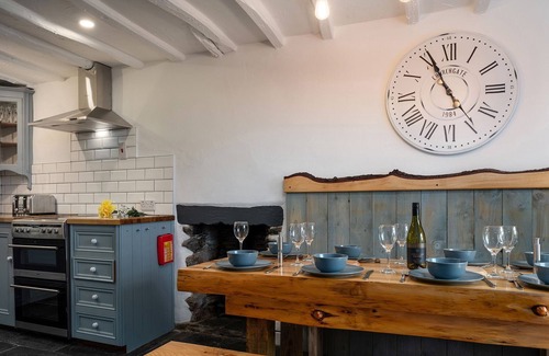 Bryn-crug Otro | Farmhouse w/ fire pit, log burner, stunning views & dining room