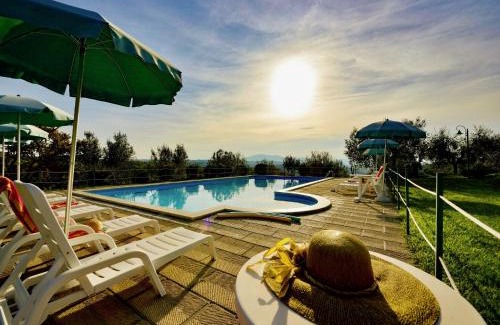 Popoltaio-Schiacciato Casa | Farmhouse with air conditioning, private terrace and pool