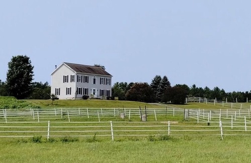 Claverack-Red Mills Otro | Farmhouse with an Amazing View