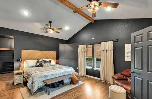 Moody Casa | Farmhouse with Stunning views & QUIET nature feel