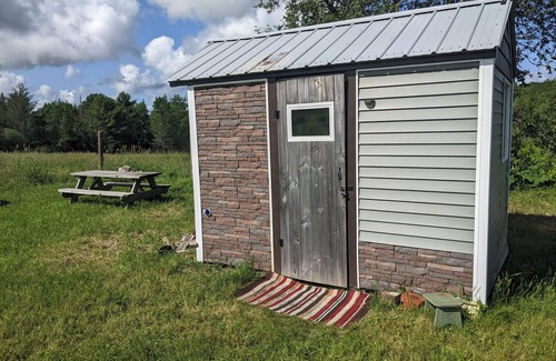 Dedham Cabina | Farmstay in a tiny shack with view on horse & goat pasture