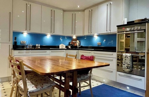 Farnham Apartamento | Farnham Haven: Unique Home with Courtyard