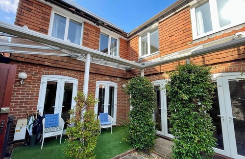 Farnham Apartamento | Farnham Haven: Unique Home with Courtyard