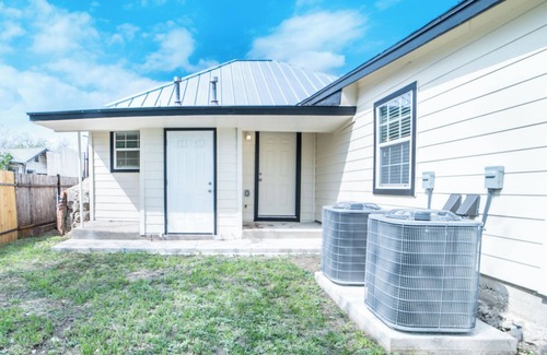 Near East Side Cabaña | Fascinating 1br/1 BA Near Festive DT and Riverwalk
