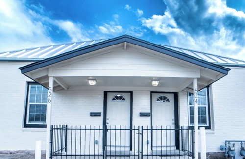 Near East Side Cabaña | Fascinating 1br/1 BA Near Festive DT and Riverwalk