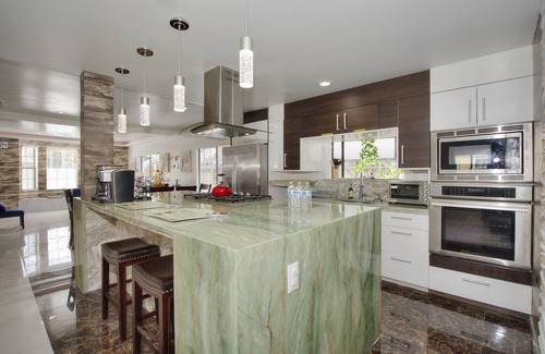Burbank Casa | Fascinating single house in heart of Silicon Valley! Business & Family friendly!