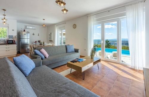 Smrika Casa | Fascinante villa con fantásticas vistas al mar a la isla de Krk con piscina privada, tenis de mesa, billar, barbacoa