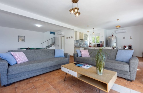 Smrika Casa | Fascinante villa con fantásticas vistas al mar a la isla de Krk con piscina privada, tenis de mesa, billar, barbacoa